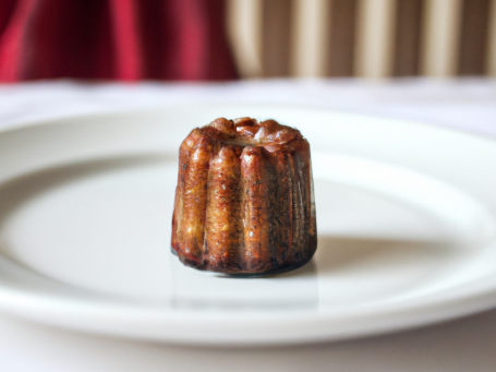 canelé dans assiette